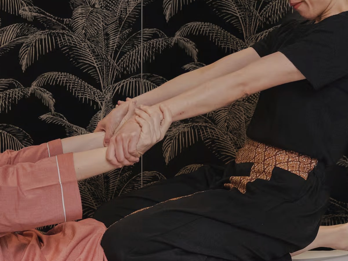 Détail d’un étirement pendant un massage thaï traditionnel