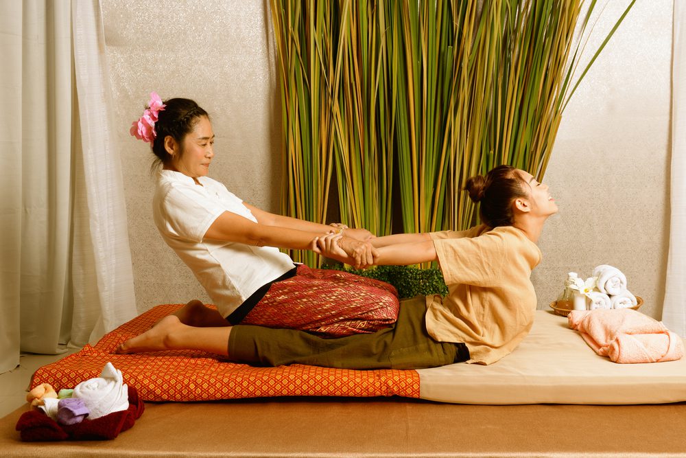Pression douce ou massage tonique : comment dire ce que l’on veut ? 2 Massage thaï traditionnel et étirements doux
